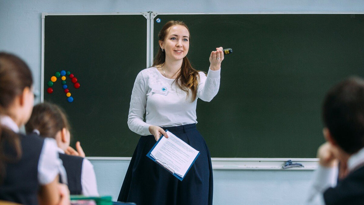 Молодой учитель во время урока