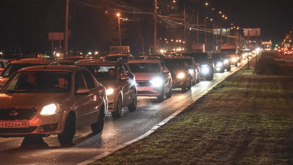     Затор образовался в районе Шахт на трассе М-4 «Дон» в Ростовской области, сообщают «Яндекс. Карты».