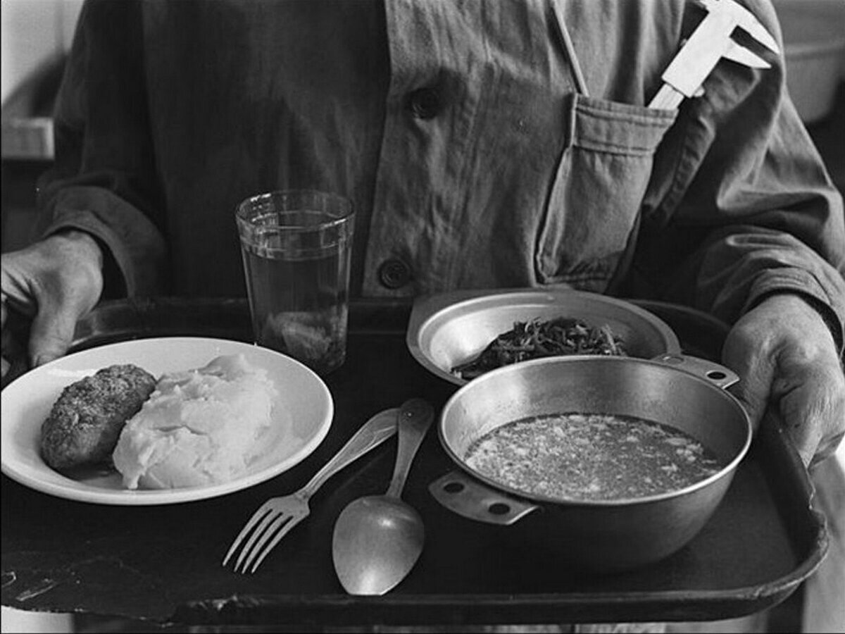 На фото: обед в столовой СССР