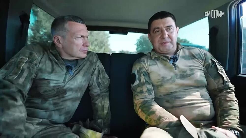 Моисеев справа от Соловьёва