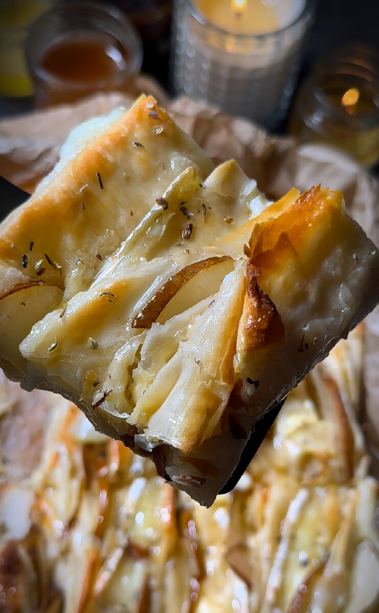 Слойки. Слойка с сыром и грушей. Слойка с сыром и грушей. Пирог из слоеного теста с яблоками. Выпечка слоеного теста с грушей.