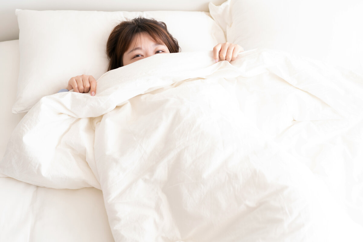 Умение спать на спине может значительно улучшить качество твоего сна. Это положение может быть полезным при болях в спине, головных болях и не только.-2