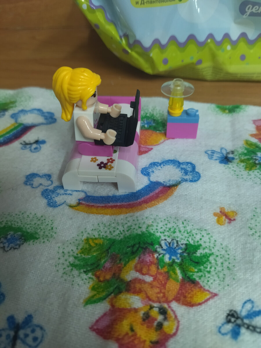 Милая кроватка, и даже лампу на тумбочке предусмотрели) 