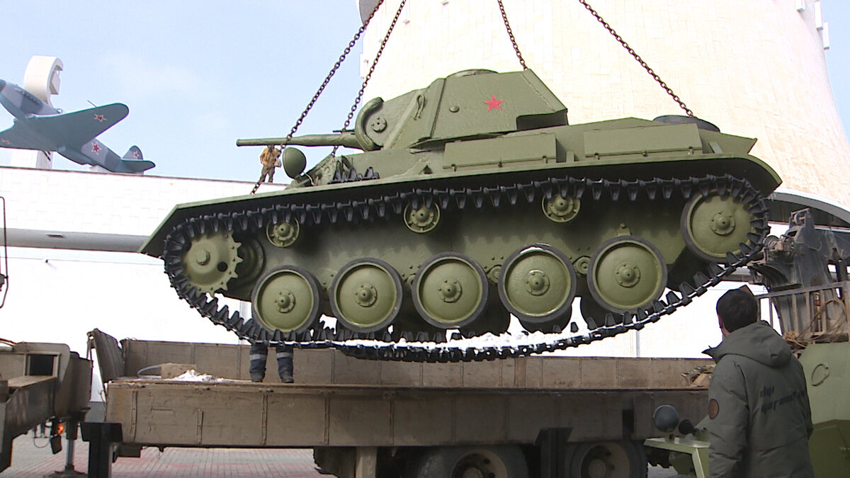 Сегодня уличная экспозиция музея-панорамы «Сталинградская битва» пополнилась новым экспонатом. Свое место в почетном ряду боевой техники занял танк Т-70Б.