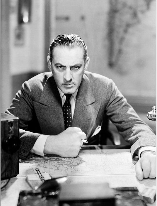 Джон Бэрримор в кадре из фильма внимательно смотрит на тебя