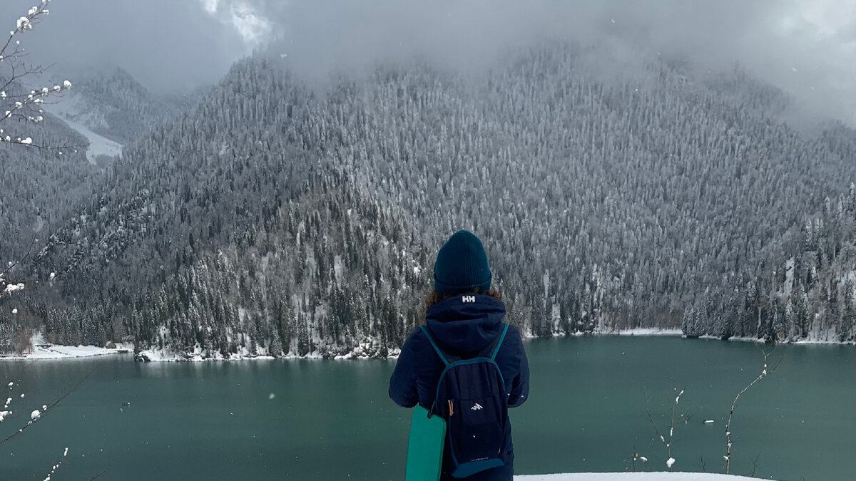 Любуемся заснеженным озером Рица в Абхазии.