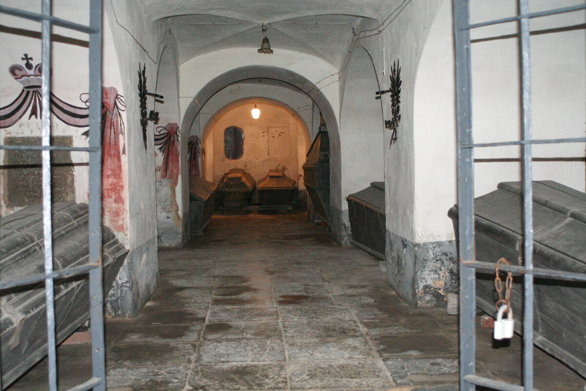 Своды центральной галереи крипты