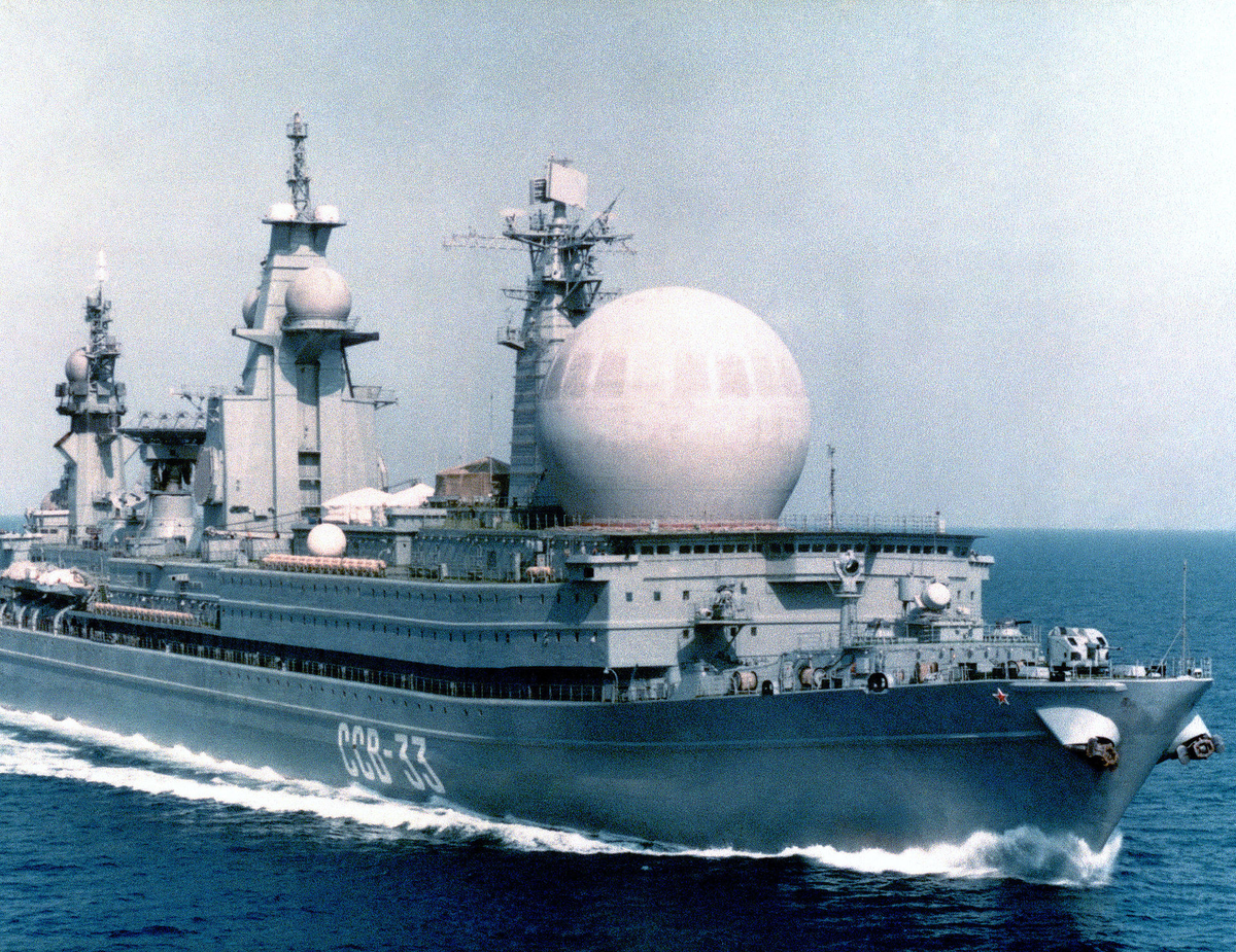 ССВ-33 «Урал» во время перехода на Тихий океан. Аббревиатура «ССВ» обозначала судно связи, под который «Урал» маскировали, как и все остальные разведывательные корабли. При этом отдельных судов связи во флоте на самом деле не было.