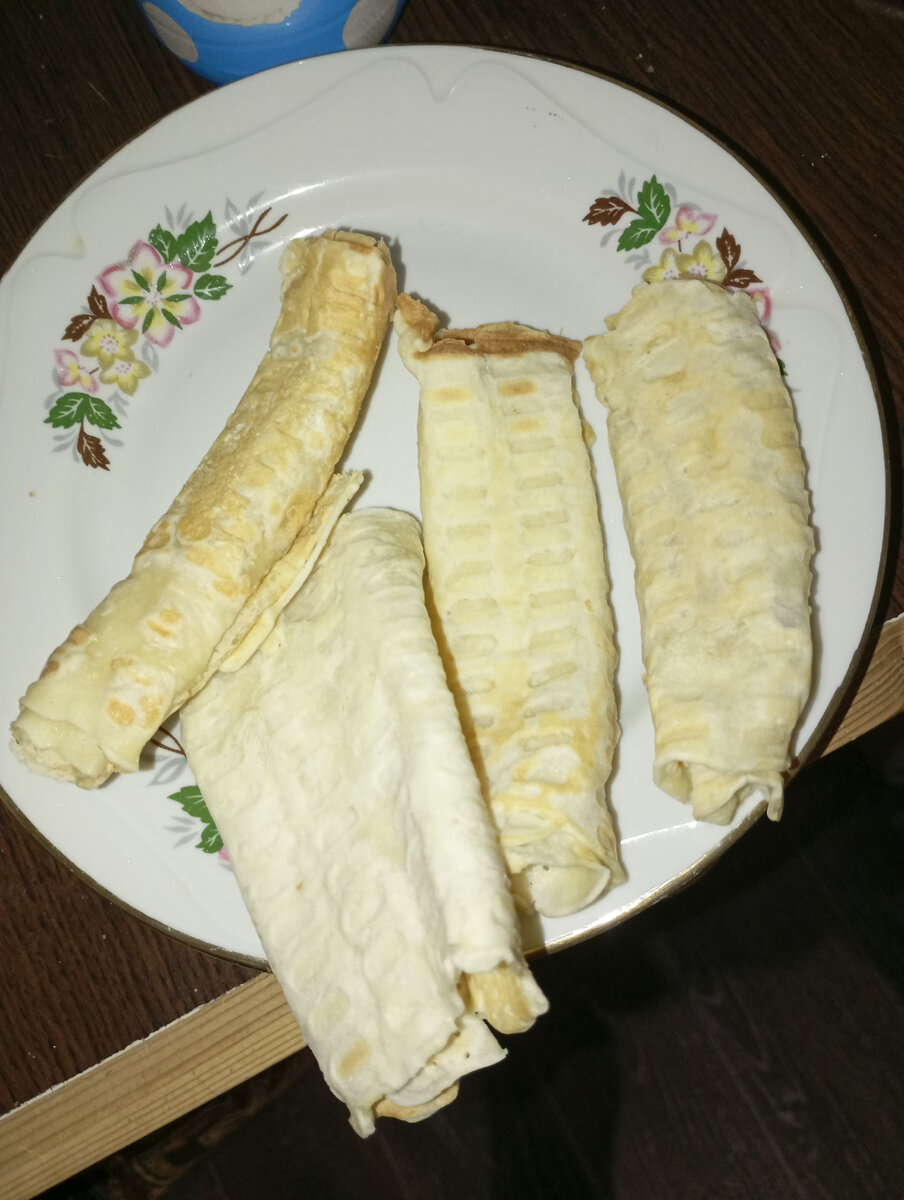 Рецепт: мука 2 стакана, сахар 0,5 стакана, яйцо 1 штука, масло сливочное 30 г, вода или молоко 0,5 л., Соль и сода на кончике чайной ложки, ванилин (не обязательно) по вкусу. 