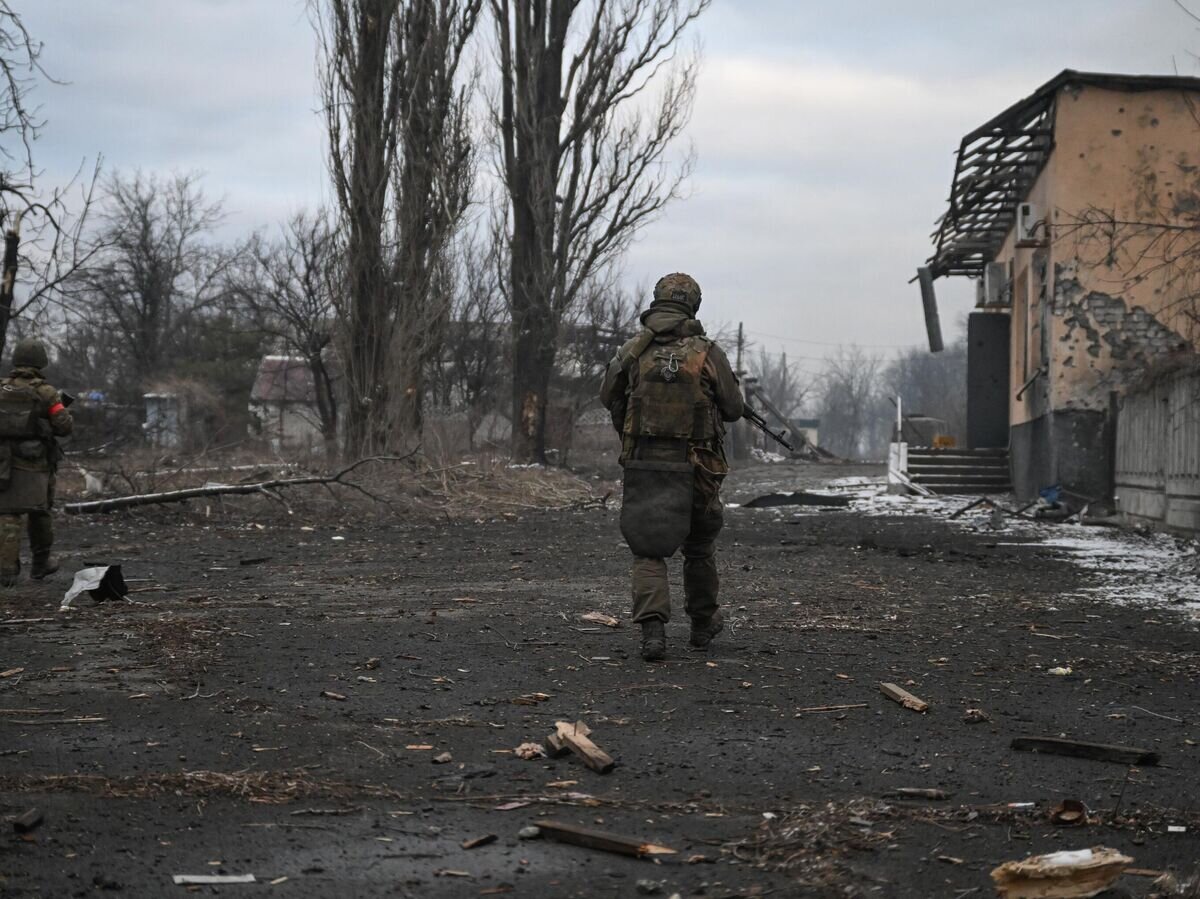    Военнослужащие Центрального военного округа на территории освобожденной Авдеевки© РИА Новости / Станислав Красильников