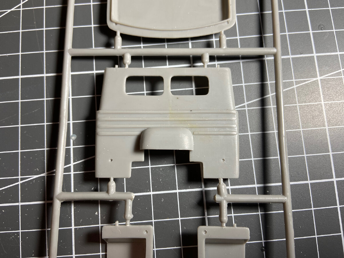 Прямые грани встречаются редко, а отверстия, скорее, правильно называть впадинами💁🏼‍♂️