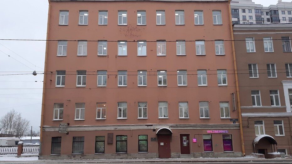    Здание на проспекте Обуховской Обороны, 54, где училась поэтесса Ольга Берггольц. Автор фото: protect812.com