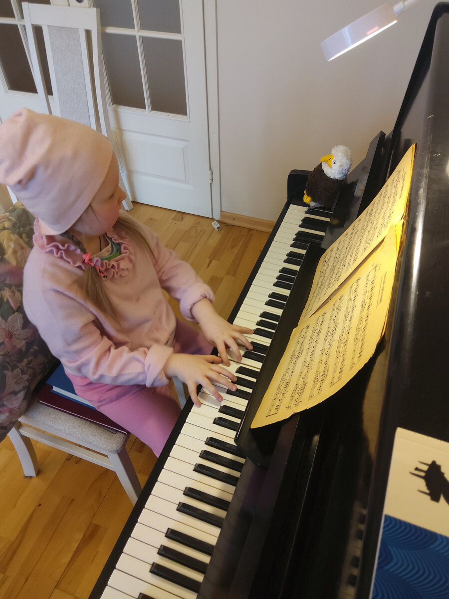 Неля год назад ...почему же пианино? 