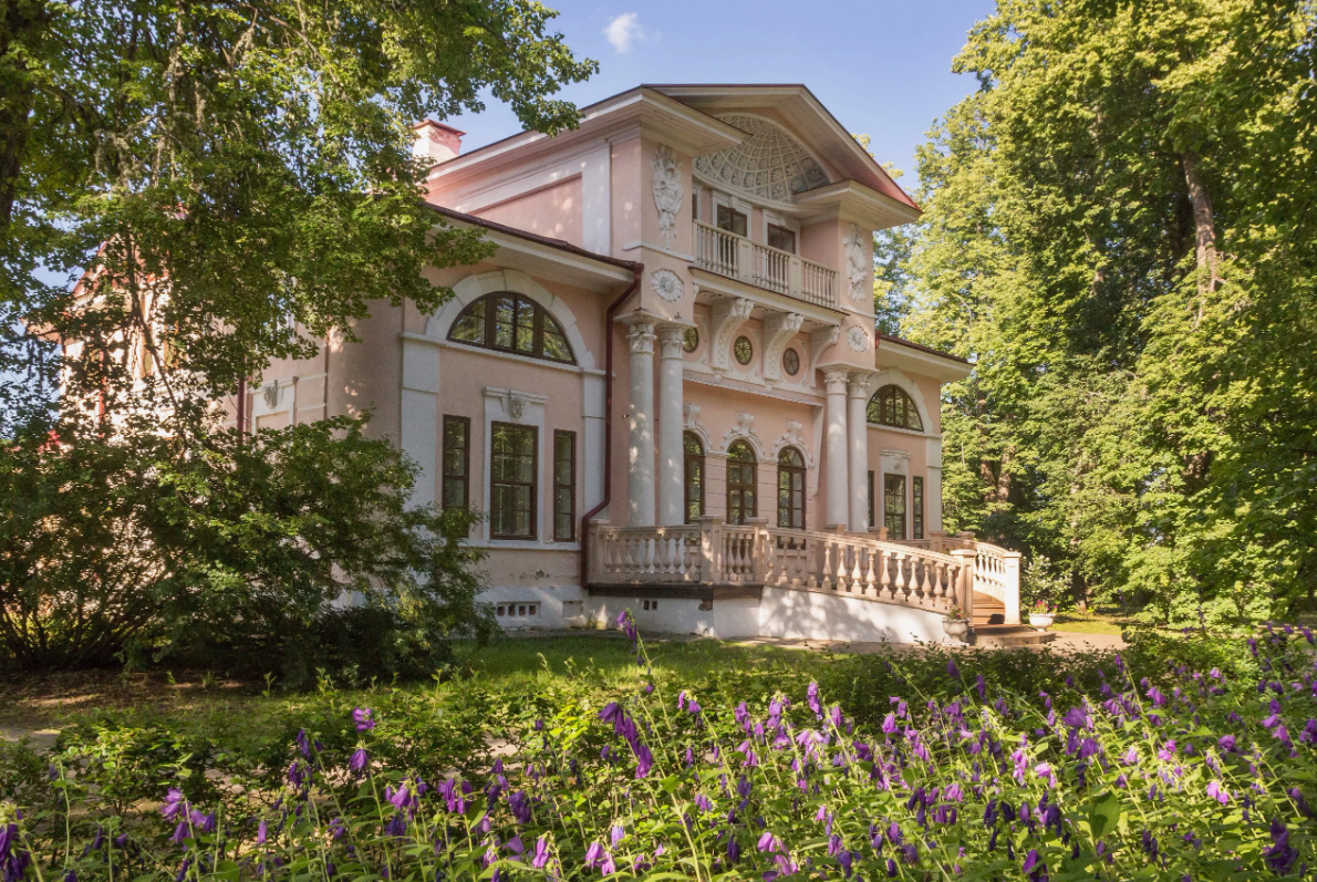 Побывать в русской старинной дворянской усадьбе, прогуляться по ухоженному парку – отличный отдых культурный семейный отдых.