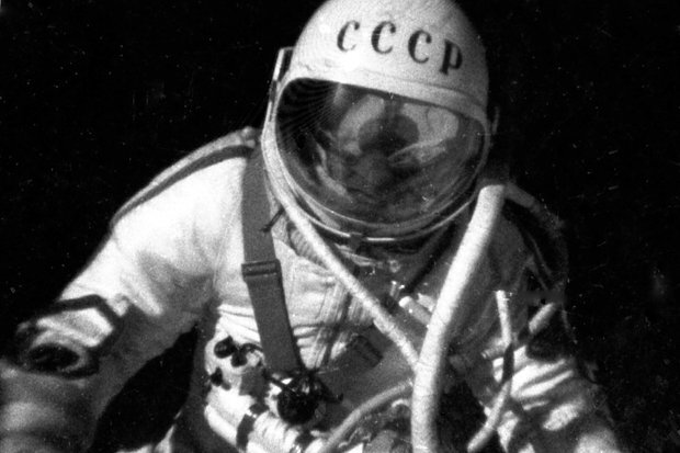    Кадр из документального фильма «В скафандре над планетой», снятого в космосе членами экипажа корабля «Восход-2» Павлом Беляевым и Алексеем Леоновым. Алексей Леонов вышел из корабля в открытое космическое пространство. 18 марта 1965 года. Фото: Николай Макаров / РИА Новости