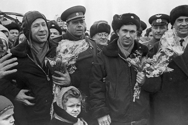    Экипаж корабля «Восход-2»: космонавты Алексей Леонов (слева) и Павел Беляев. Встреча космонавтов в аэропорту города Перми после завершения полета. Фото: Александр Моклецов / РИА Новости