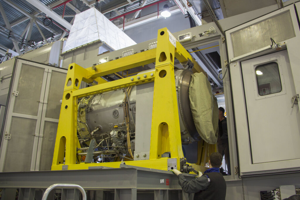 Закатка двигателя в блок ГТД газотурбинного агрегата ГТА-8 / Фото: ООО "ОДК Инжиниринг"  📷