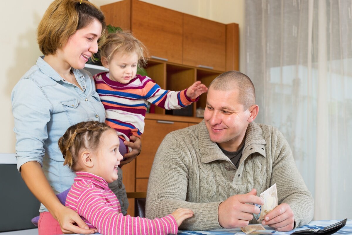    Контролируя расходы, вы сможете откложить деньги в подушку безопасности