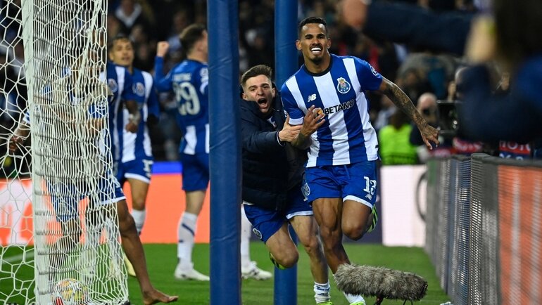    Галено празднует гол в концовке матча «Порту» — «Арсенал» (1:0). AFP