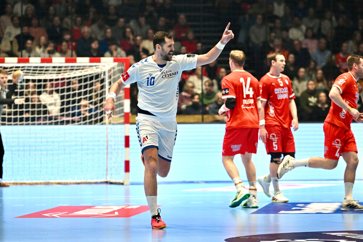 Яков Гоюн празднует заброшенный мяч