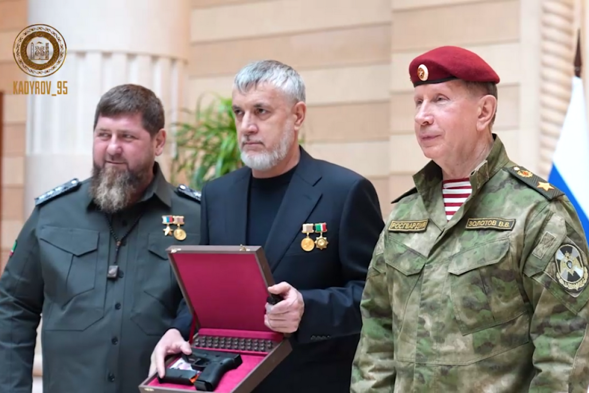    Виктор Золотов в Грозном вручил наградной пистолет помощнику главы Чечни