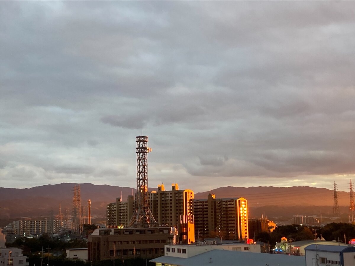 Закат. Горный хребет Конго (金剛山地 - "конгосанти").