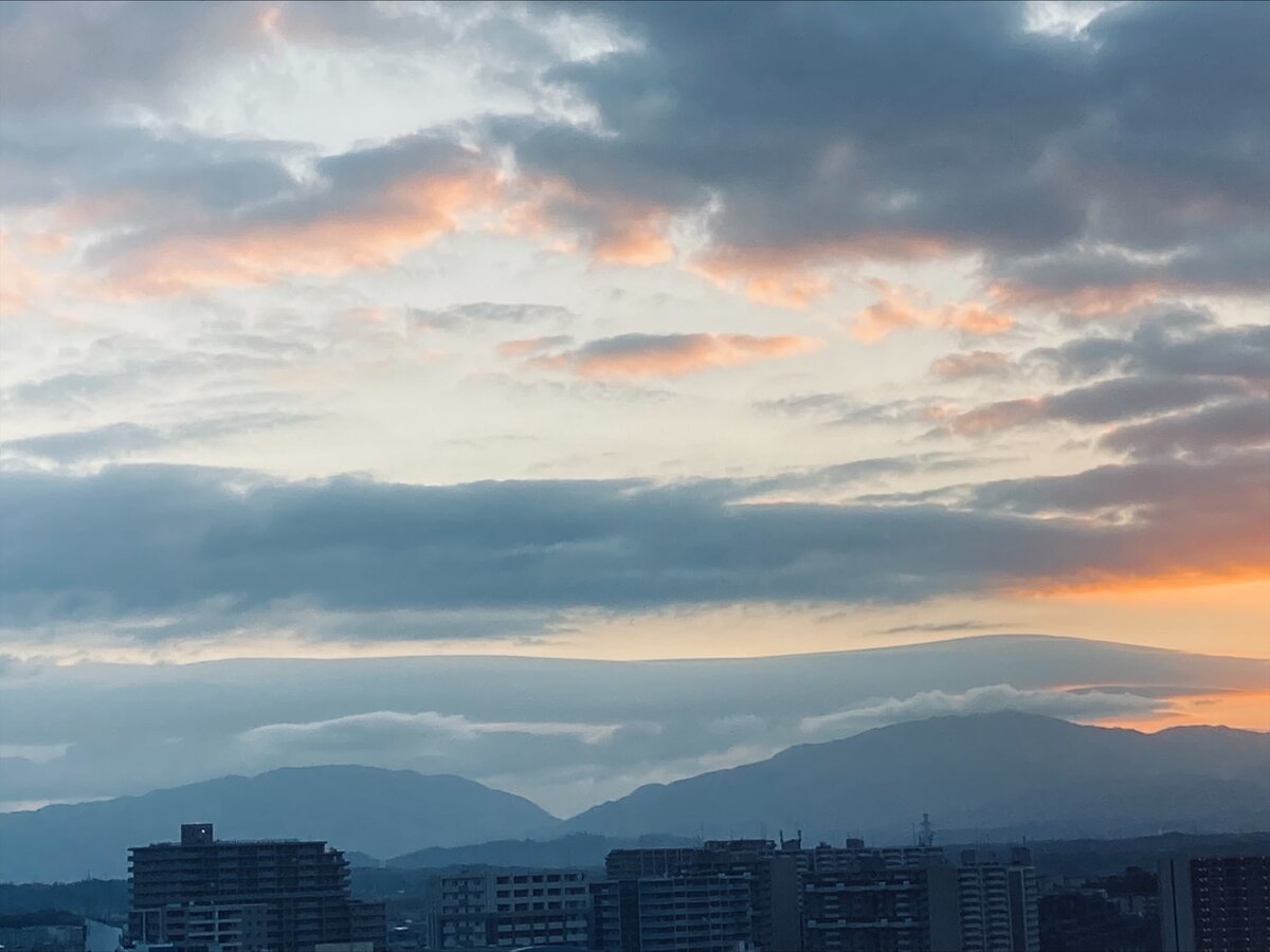 Рассвет над горами Ямато Кацураги (大和葛城山 - "яматокасурагисан) и Конго (金剛山 - "конгосан").