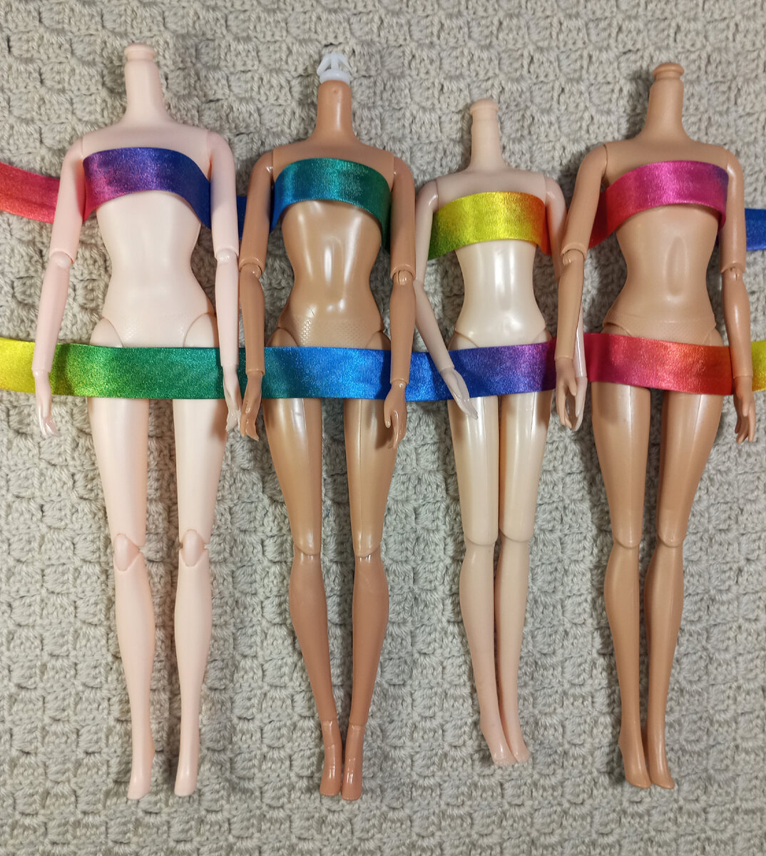 А ДЕФА Люси оказалась таки с шарниром, даже в этом дешевом исполнении.