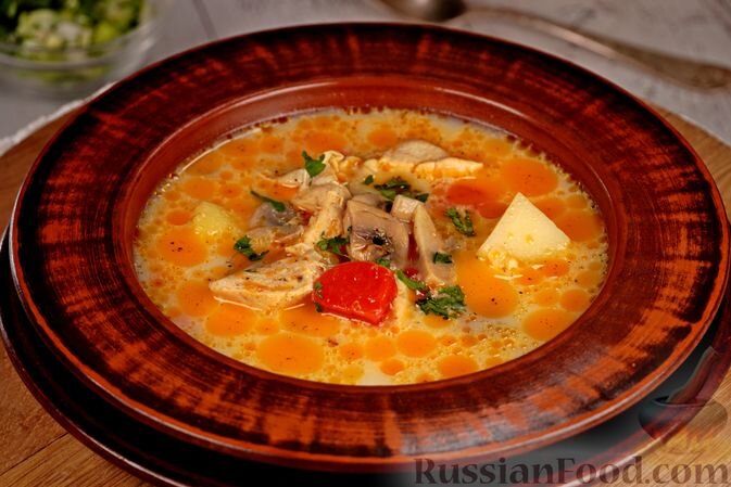 куриное филе, шампиньоны, болгарский перец красный, картофель, горошек консервированный, лук репчатый, сливки, карри, соль, перец чёрный молотый, масло подсолнечное