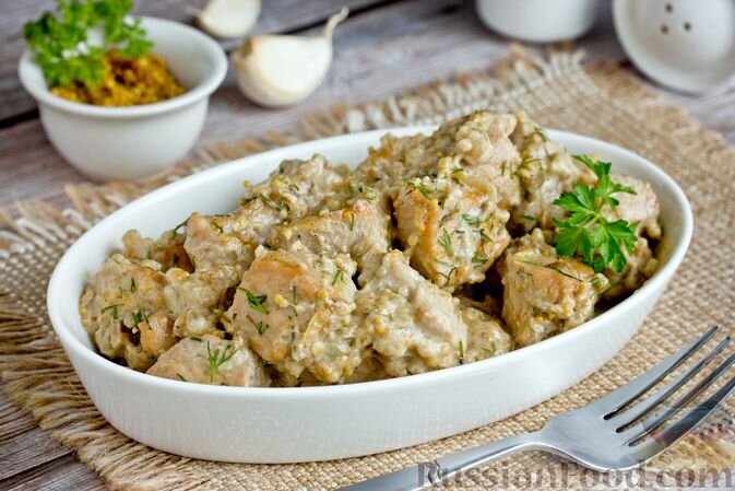 филе индейки, лук репчатый, чеснок, сметана, горчица, зелень укропа, соль, перец чёрный молотый, масло подсолнечное