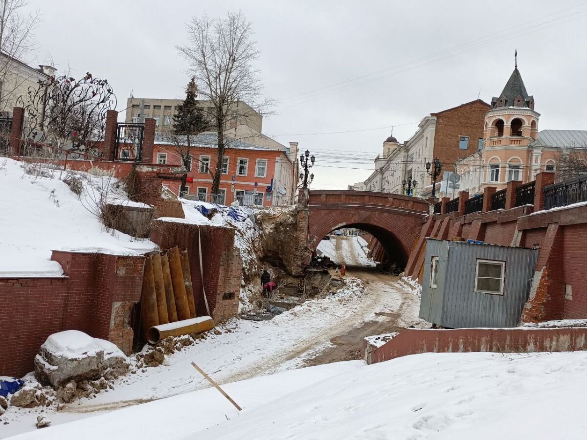 Заснеженный Каменный мост в Воронеже продолжают ремонтировать после  обрушения | «Воронежские новости» | Дзен