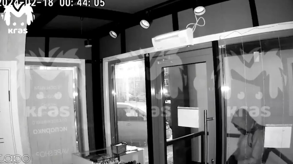     В Красноярске двое в масках ограбили вейп-шоп почти на миллион рублей — они вынесли товар, а также ноутбук и телефон.