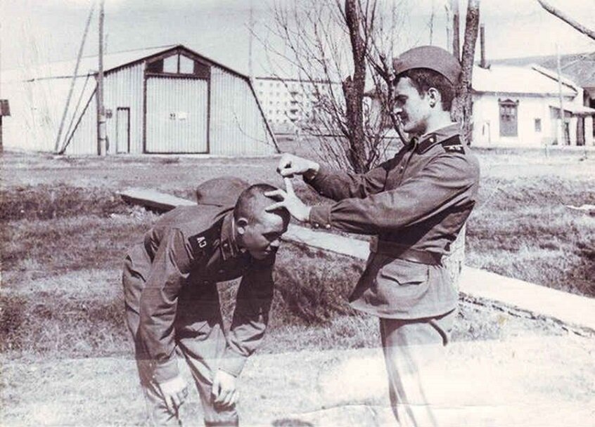 В 1970-х и 1980-х годах в ряде родов войск уставные отношения подменялись неуставными