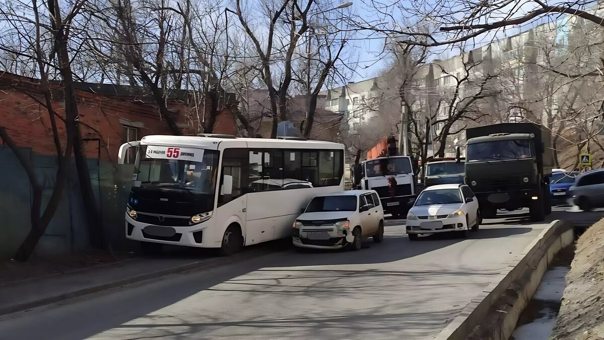 Массовое ДТП с автобусом заблокировало проезд по одной из улиц Владивостока  — фото | Восток-Медиа | Дзен