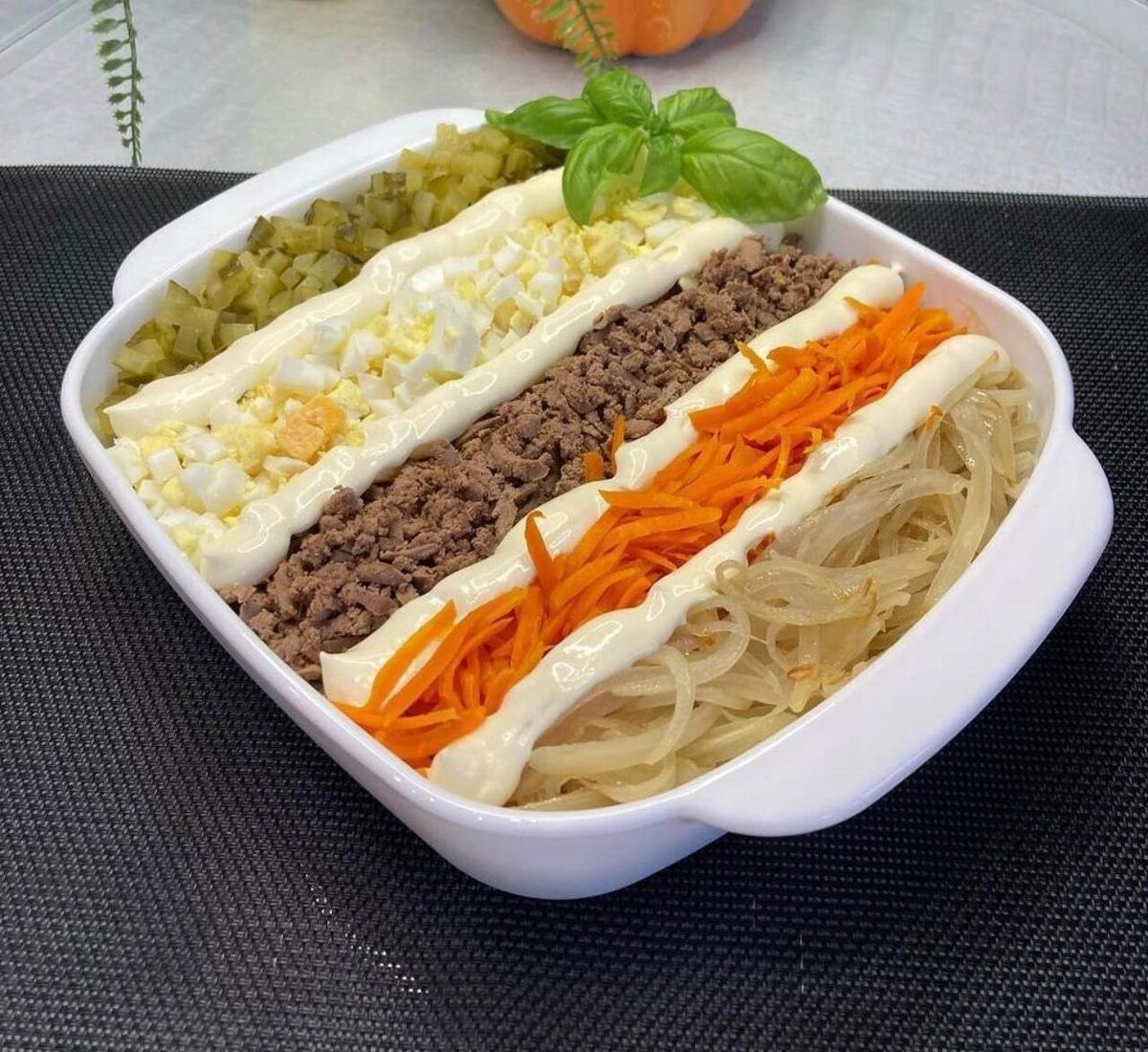 Салат с отварным языком