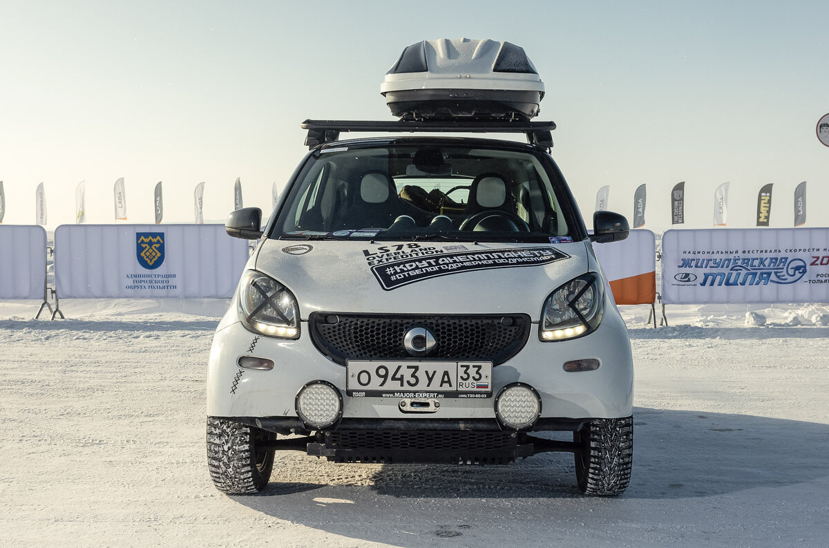    Путешественник Сергей Лысенко из Ногинска объездил на своей лифтованной Тойоте Land Cruiser Prado 150 от Arctic Trucks самые далёкие уголки России. Но вот по городу он предпочитает передвигаться на более удобных машинах: до недавнего времени это был небольшой хэтчбек Fiat 500, а теперь его сменил крохотный Smart с трёхцилиндровым 900-кубовым турбомотором. Подержанная машина с пробегом 120 тыс. км раньше ездила в московском каршеринге.   
Алексей Сулима