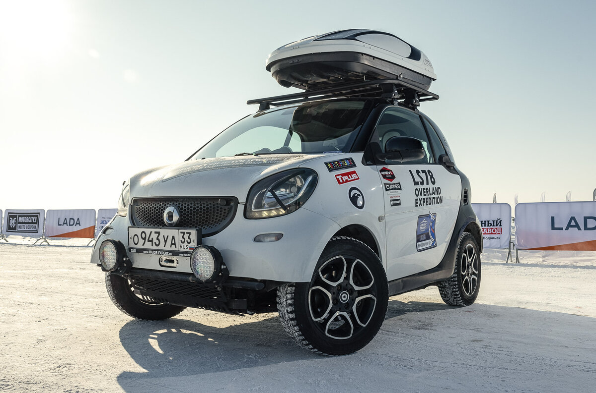    Начиналось всё как шутка — Сергей приехал к знакомым в сервис, чтобы запаять треснувший бампер. Мастер осмотрел машину на подъёмнике, подивился мощным для такого маленького автомобиля лонжеронам кузова... и предложил: «А давай ещё и лебёдку поставим?»   
Алексей Сулима