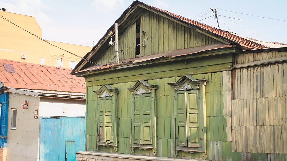     Участки с ветхими постройками дешевле свободных. Однако их покупка несет в себе ряд издержек.