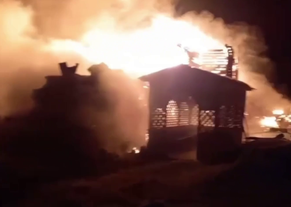 ПОЖАР В МАРЬЯНОВКЕ. ФОТО: КАДР ИЗ ВИДЕО / ОФИЦИАЛЬНЫЙ ТЕЛЕГРАМ-КАНАЛ ГУ МЧС РОССИИ ПО ОМСКОЙ ОБЛАСТИ 