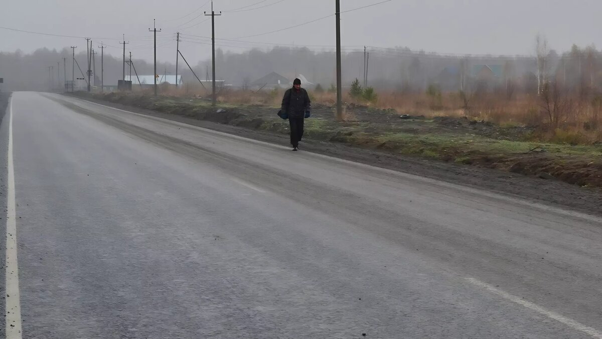     В прокуратуру обратилась многодетная мама из поселка Боровский. По словам женщины, каждый день ее дети вынуждены ходить по необустроенной обочине, чтобы добраться до школы.