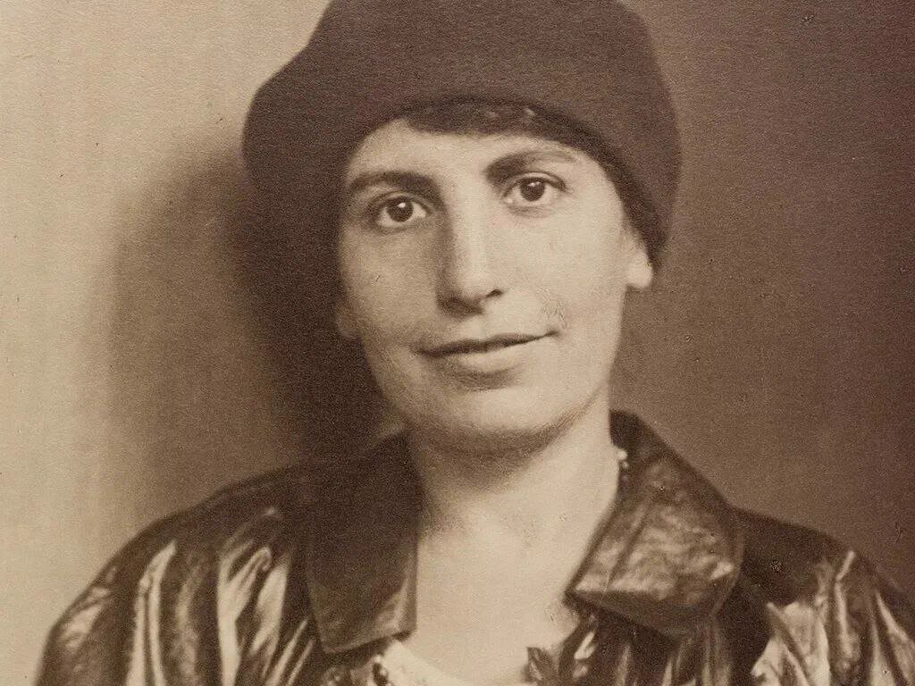 Эта симпатичная молодая женщина с внимательным взглядом - Анна Фрейд, шестой и самый младший ребёнок знаменитого Зигмунда Фрейда. Ее отец открыл миру революционно новую структуру личности, стал основателем психоанализа и психологии в прикладном ее понимании - когда есть терапевт и клиент, и терапевт помогает клиенту прояснить то, что скрыто в бессознательной нашей части. Имя Фрейда известно теперь едва ли не каждому, а вот про Анну Фрейд знают, в основном, только психологи, причём те, кто изучает именно психоаналитический подход. 