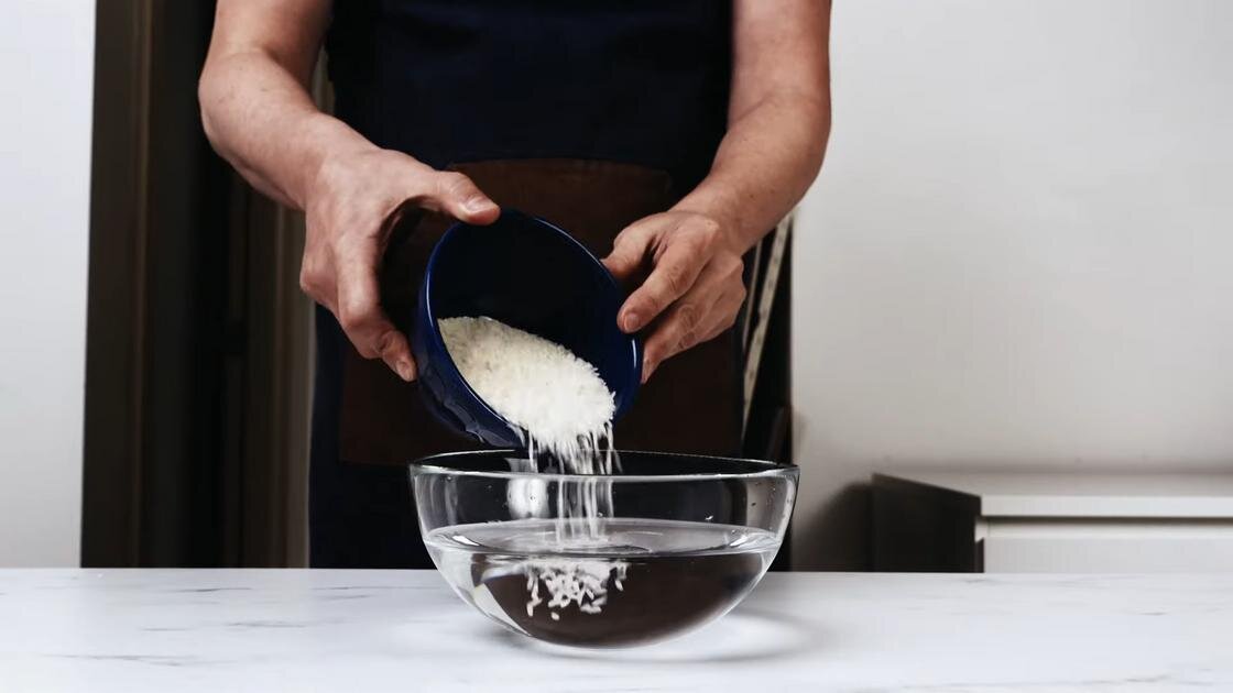    Рис насыпают в стеклянную миску с водой:YouTube/ Souvlaki For The Soul