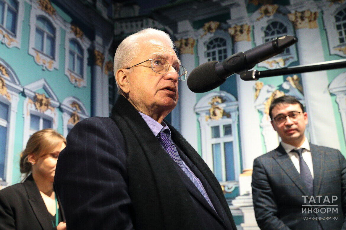 ​Михаил Пиотровский: «Эта выставка об иллюзорности. Должно ли быть искусство иллюзорным, это игрушка или это серьезно, и надо ли использовать иллюзорность в искусстве вообще». Фото: © Михаил Захаров / «Татар-информ»