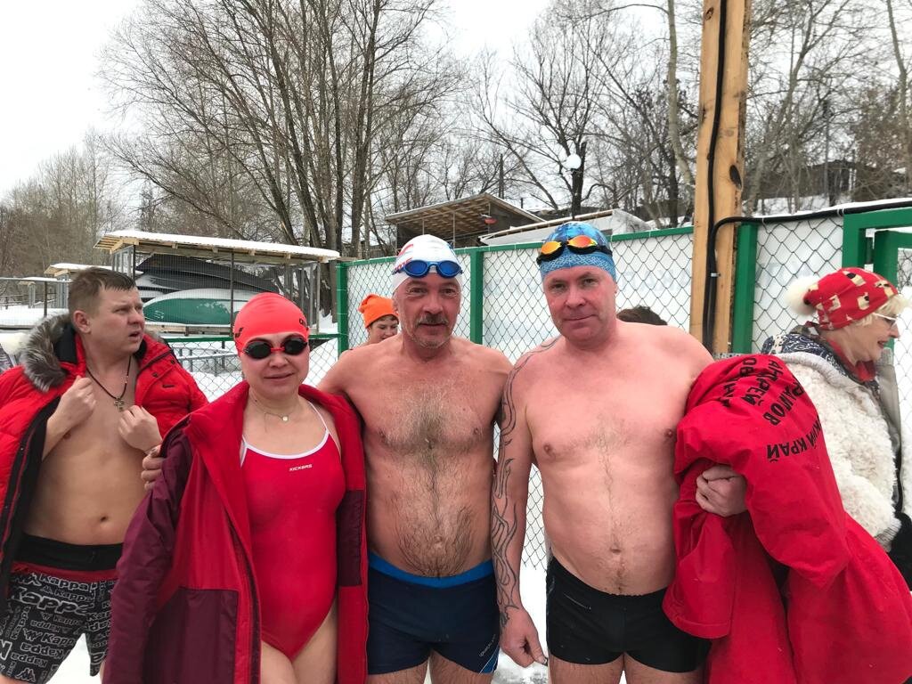 Наш герой – справа