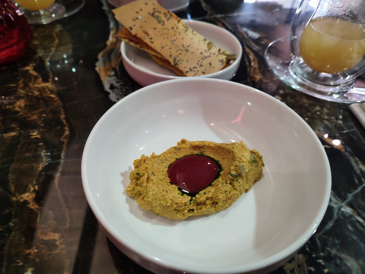 Пхали Hedonist с кизилом и хлебцами 