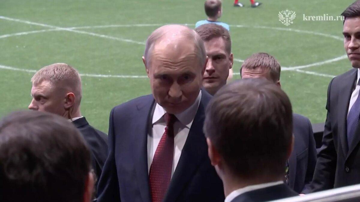     Накануне, 21 февраля, президенту России Владимиру Путину после церемонии открытия «Игр будущего» показали зоны проведения соревнований. Там футболист Андрей Аршавин попросил посодействовать в создании отечественного аналога футбольного симулятора FIFA. Об этом сообщила пресс-служба Кремля.