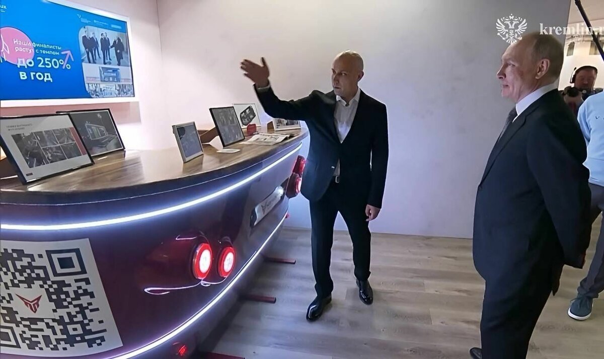 Предприниматель, выходец из Башкирии, показал Владимиру Путину мобитраки/ Фото: kremlin.ru 