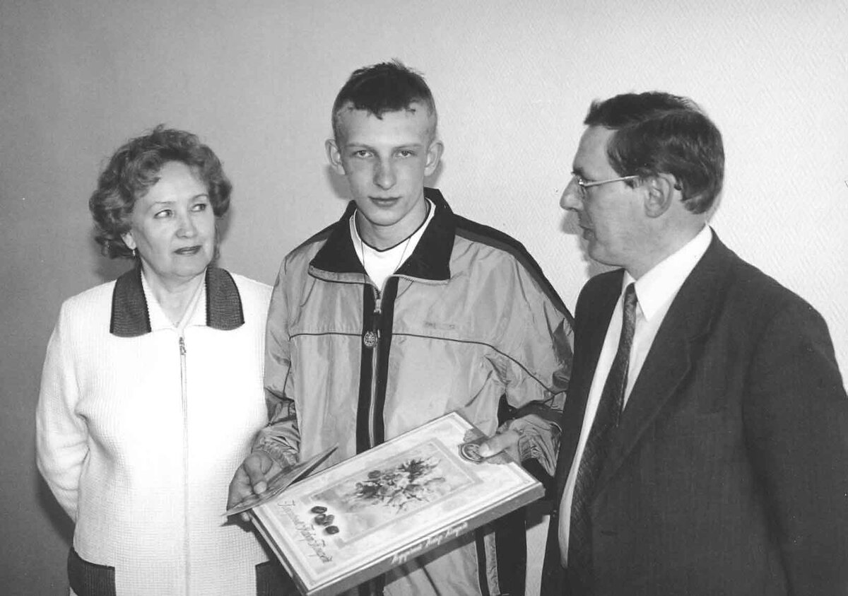 В 2004 году Анатолия торжественно проводили в армию