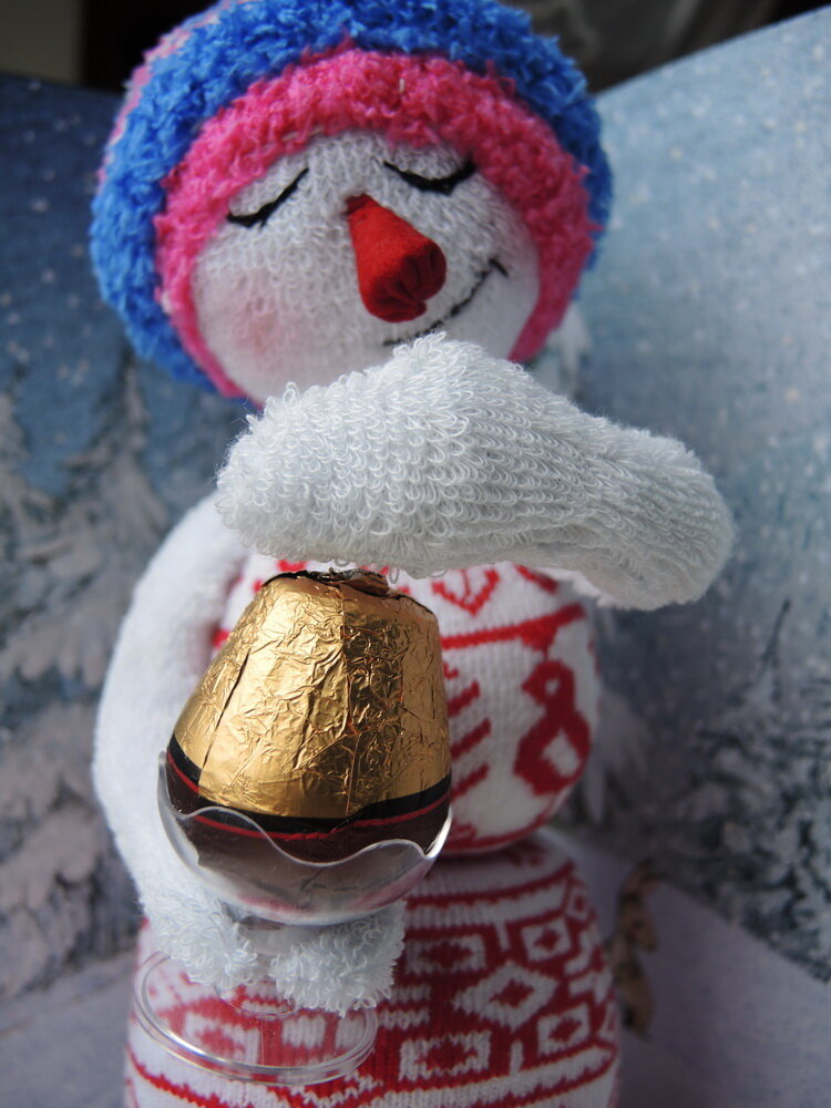 Дегустирует красавчик