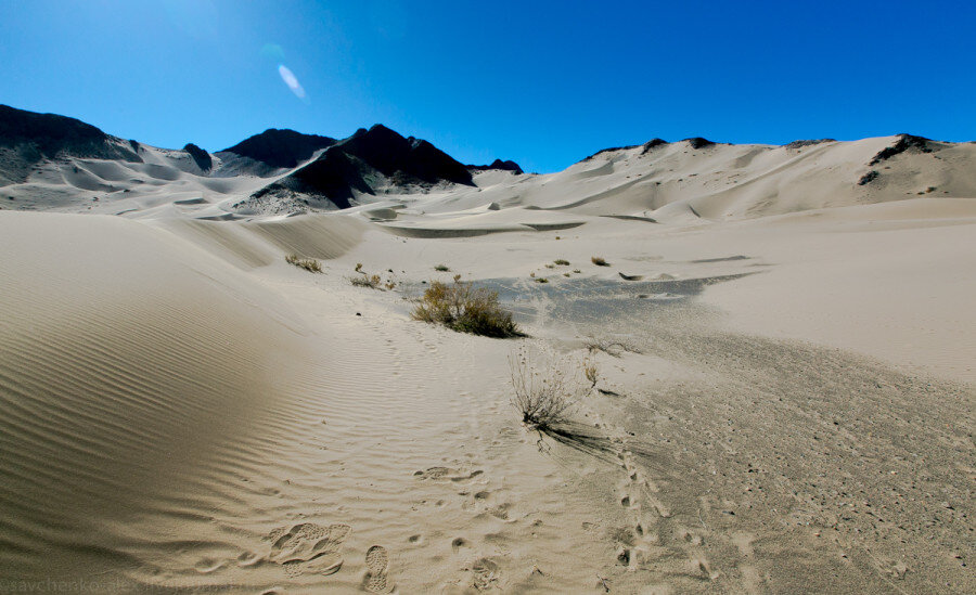 в первую очередь меня впечатлило индустриальность Тибета: в каждом населенном пунке имеются солнечные батареи. ЛЭП тянутся, кажется, через все Гималаи. На самом деле Тибет - это место, где достаточно в своем количестве полезных ископаемых. В Тибете находятся крупнейшие месторождения урана, открыты крупные, полиметаллических руд и нефти.
